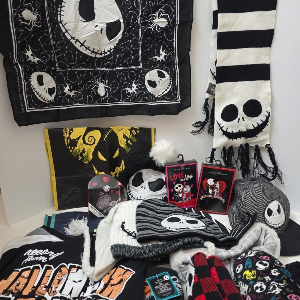 Lot Of 17 Nightmare Before Christmas Accessories Slipper Socks, Hats, Scarves - Picture 4 of 6